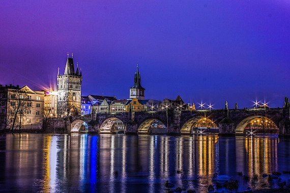 Praga puente Carlos noche